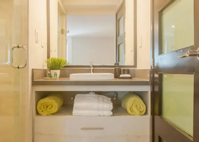 Location- 3-bdr Penth-150 Mbps- Pool- Priv Rooftop