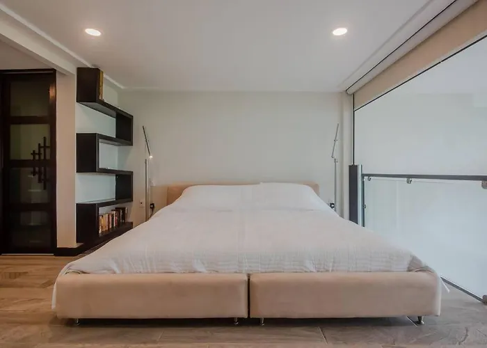 Location- 3-bdr Penth-150 Mbps- Pool- Priv Rooftop Apartamento